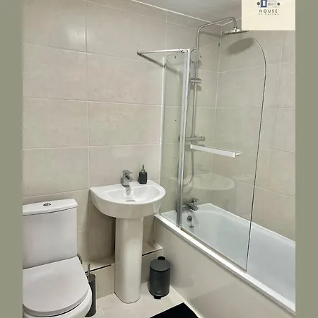 You Leeds Festival Base Clarendon Comfort * ليدز